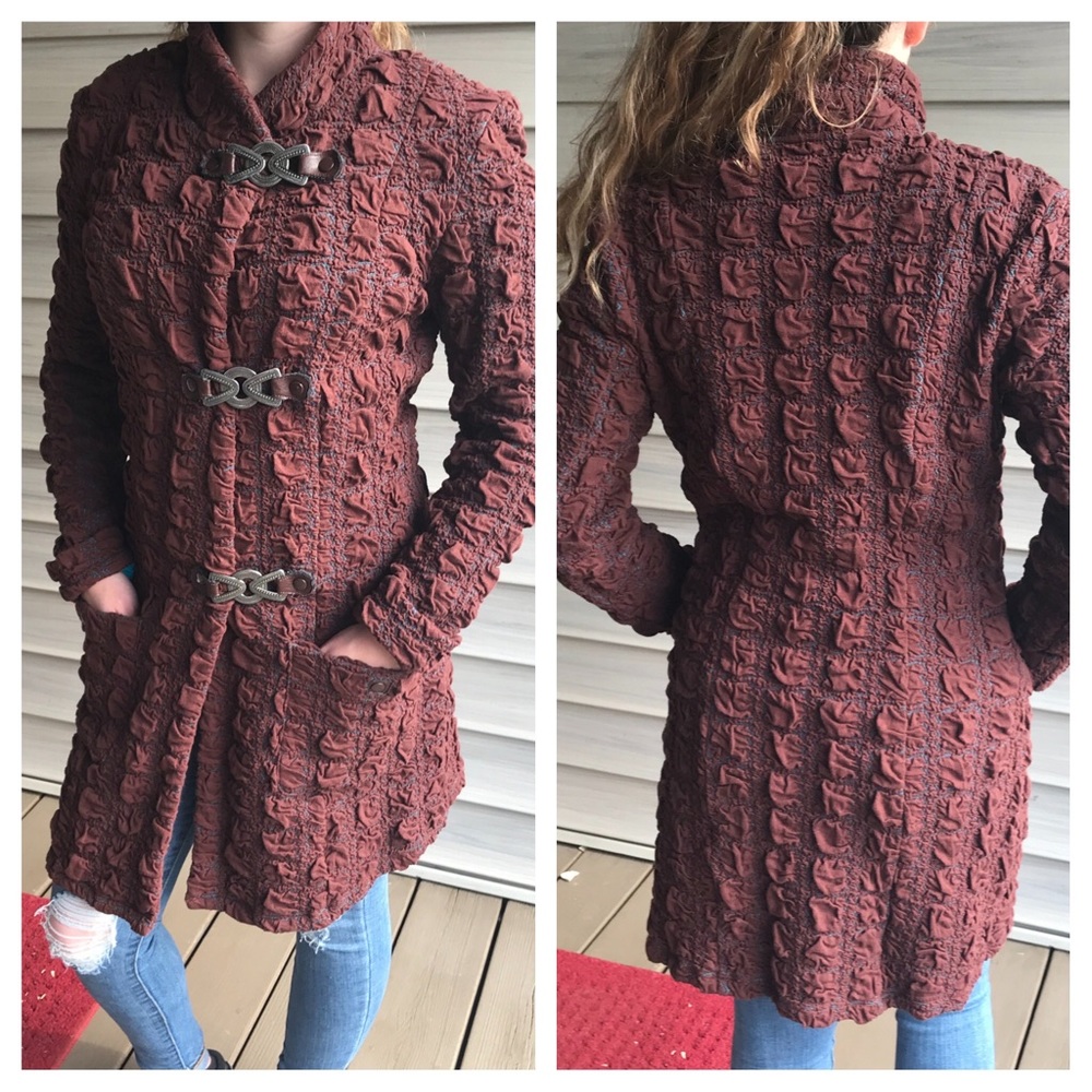 Boutique Coat w/beautiful buttons. Size Small